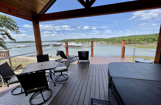 AMAZING LAKE VIEWS DOUBLE DECK WITH HOT TUB AND 2 PORCH SWINGS