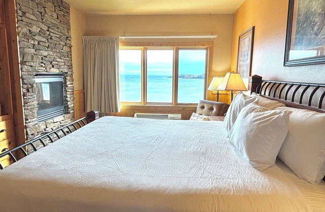 Amazing Lake Views | 1BR w/ King Suite | Pools