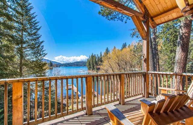 Amazing Lakefront Family Getaway - sleeps18 guests, w/dock, gameroom, spa & more
