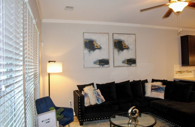 Amazing Lakefront Savannah Home 5 mins From Tanger Outlets & 20 mins to Downtown