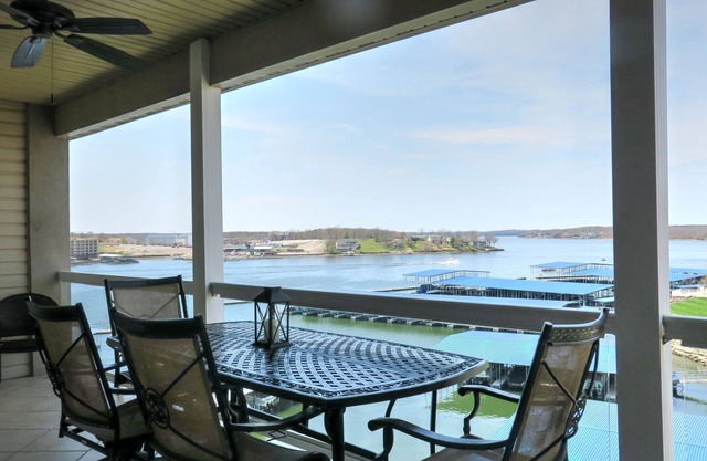 Condominio frente al mar con vistas al piso superior, nivel de acceso, sin escaleras desde el estacionamiento