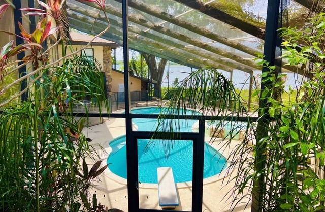 Lake Home con 4 habitaciones / 4 baños y piscina con trampolín