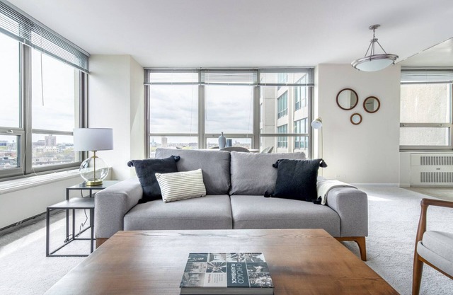 Amazing Lakeview 1BR w/ Rooftop Pool, near Wrigley Field, by Blueground