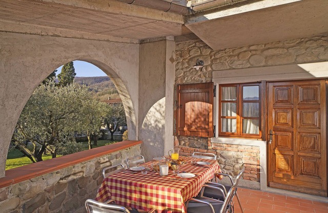 Hermosa ubicación rodeada de vegetación con vistas a los Alpes Apuanos cerca de las 5 terre