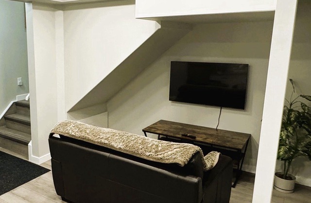 Amazing Location! 2 Bedroom Entire Basement Guest Suite - 8 min to YYC airport