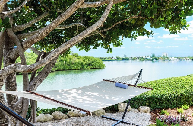 Amazing Location! Relaxing Room, Free Breakfast, Outdoor Pool w/ Fantastic View