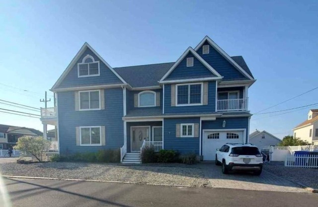 Amazing Loctaion! One Block from the Beach!