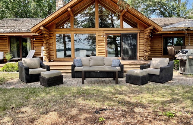 Amazing Log Cabin less than 40 Miles from Twin Cities with large Hot Tub!!