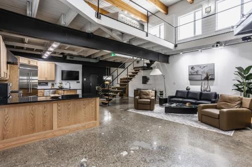 Amazing Modern Chic Mass Ave Townhome with Amenities
