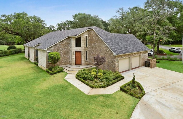 Amazing modern home on the 14th hole of the Pines golf course in Diamondhead MS!
