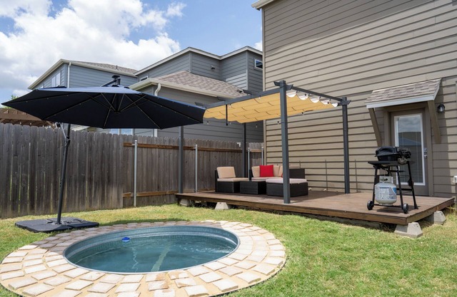 Amazing Home w/ Cowboy Pool Near St. David’s North and Dell Campus