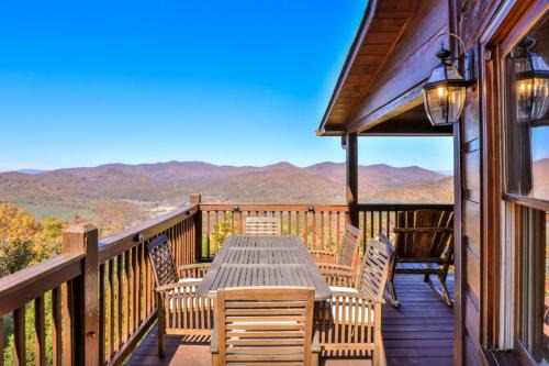 Amazing Mountain View - Outdoor Hot Tub, Pool Table + Outdoor Fireplace!
