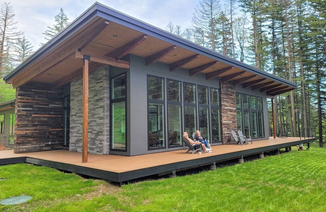 Amazing New 5 Bed Home next to the Columbia River. Sleeps 10 adults & 9 Kids