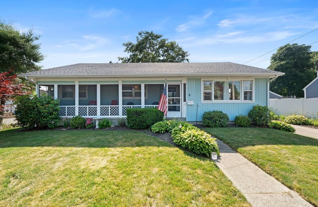 Charming updated 3-bedroom house in Westerly, minutes to beaches!