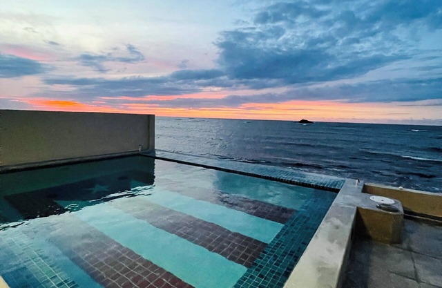 Amazing ocean front house with heated pool/ Book with confidence!