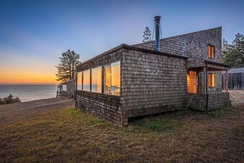 Amazing ocean views, bright and modern