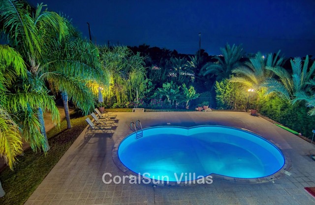 Amazing Pool, Complete Privacy, Amenities and Beach Nearby