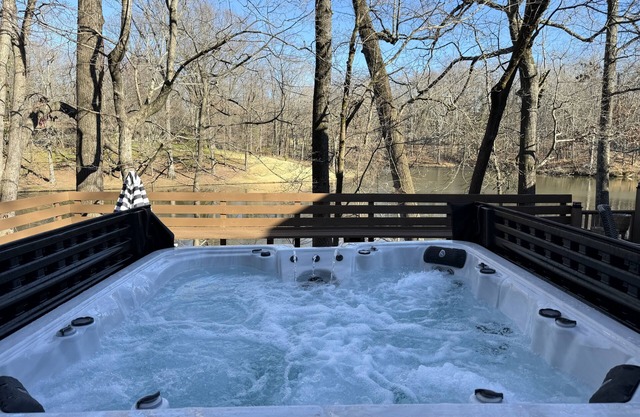 Amazing Private Gated 7-bedroom house in Memphis Hot tub Heated pool Man cave