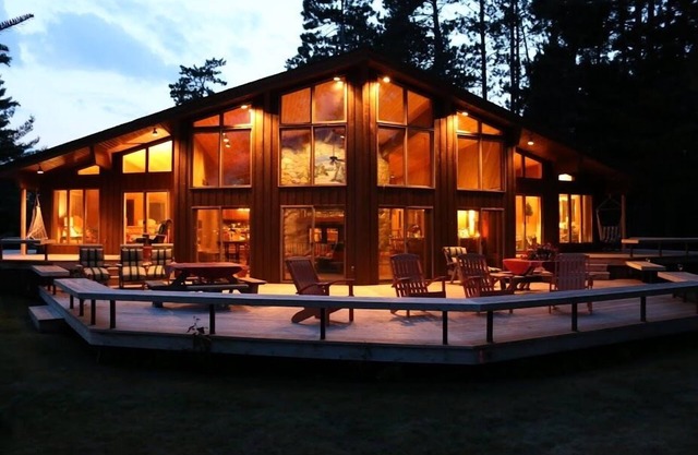 Lodge privado en el extremo de la península, lote nivelado con Sandy Shoreline
