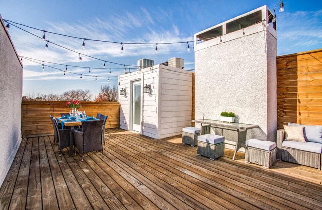 Amazing Private Rooftop Deck : Walk to Restaurants!