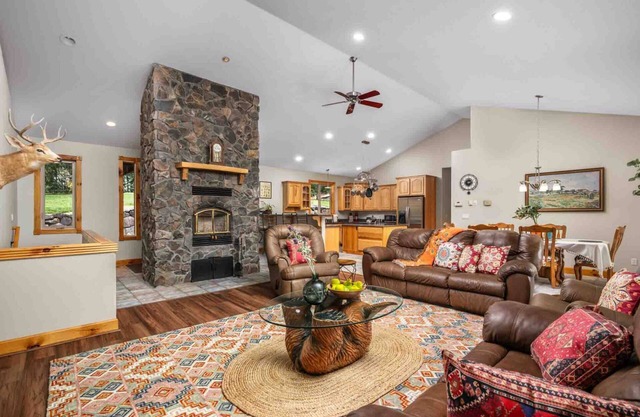 Amazing Private Wine Country Retreat, Pet Friendly, Valley Views, Huge Game Room, BBQ, Wine Tasting
