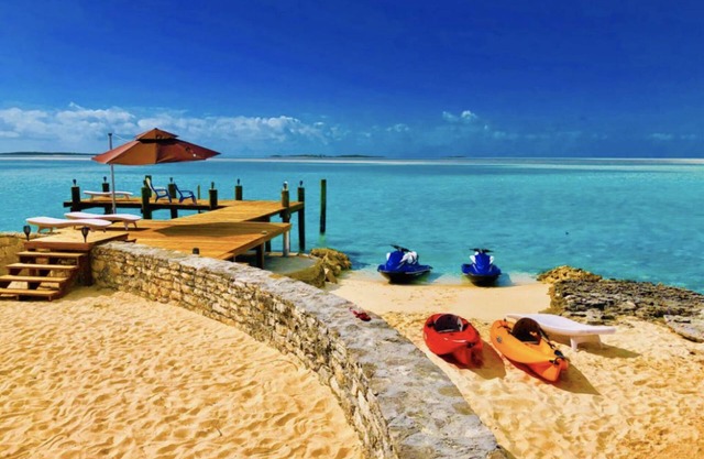 Hermosa cabaña en los famosos apartamentos Bonefish con playa privada, muelle y gimnasio