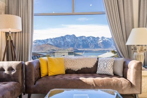 Amazing Queenstown Lake and Mountain View