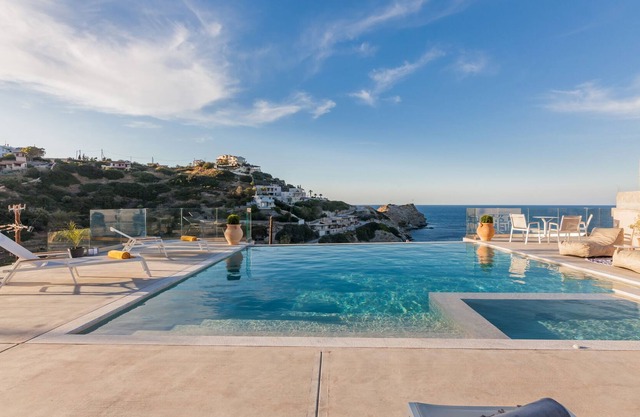 Increíble villa con vistas al mar a solo 200 metros de la playa.