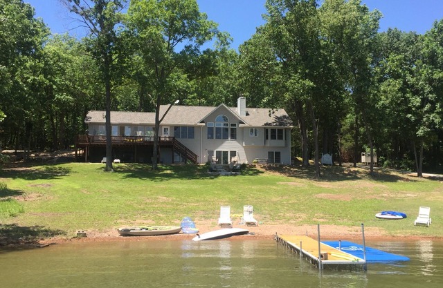 Increíble aislado y privado 4500 pies cuadrados 5 BR 4 BA Lake Cove