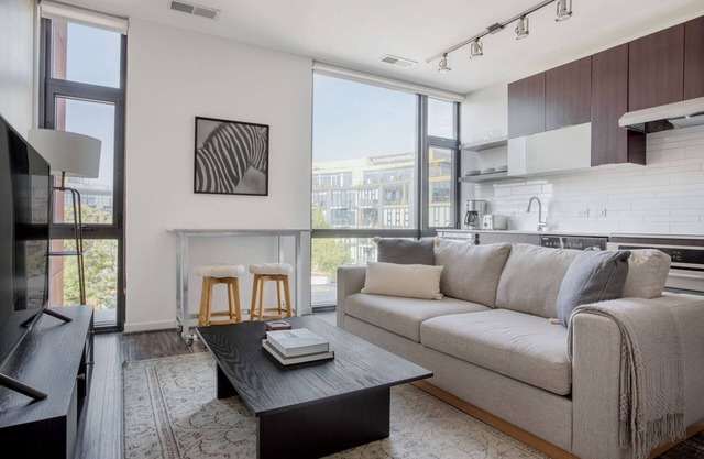Amazing Shaw Studio w/ Gym & Doorman, nr Restaurants, by Blueground