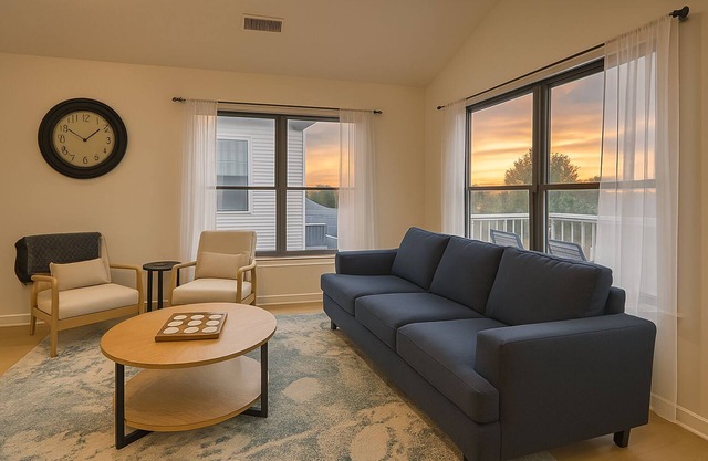 Amazing sunsets, hot tub, community pool, 3 bed 2 bath. Dog friendly!!