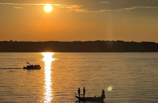 Amazing Sunsets nightly at 4bdrm home on White Lake & min to Lake MI