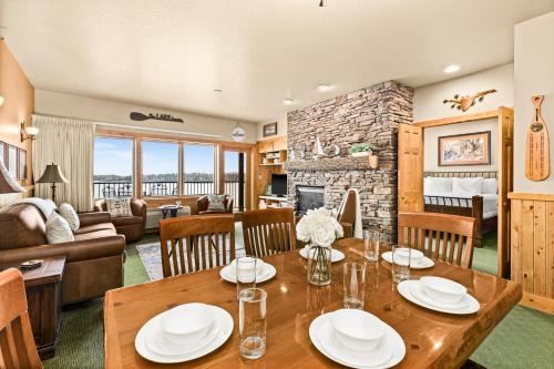 Amazing Superior Lake View Condo and Heated Pools
