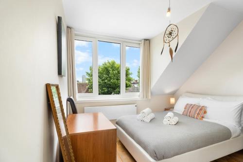 Amazing Top Floor Flat with Nice View