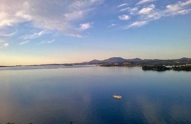 Vista increíble, domina la bahía de Ipsos y varias otras bahías a la ciudad de Corfú.