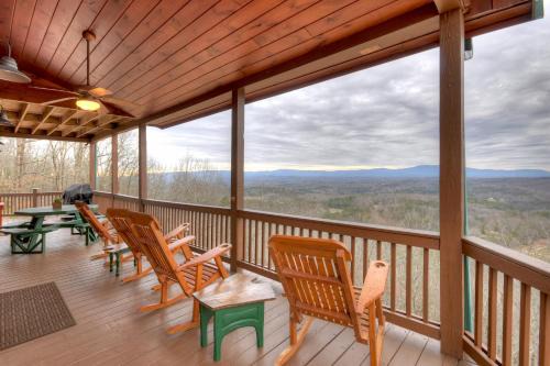 Amazing View - Hot Tub, Game Room, Fire Pit, and Stunning Mountain Views near Blue Ridge - Mineral Bluff, GA