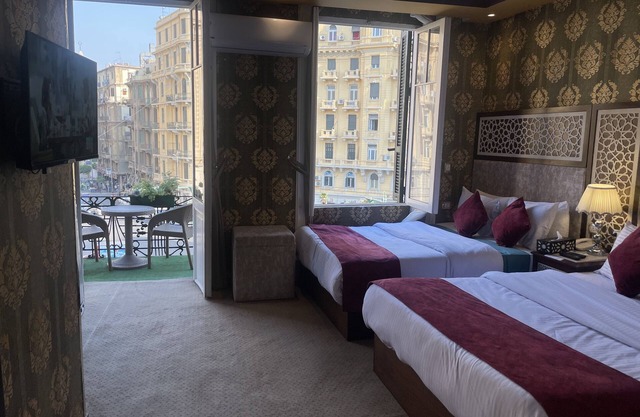 HABITACIÓN TRIPLE PRIVADA. VISTA A LA CIUDAD
