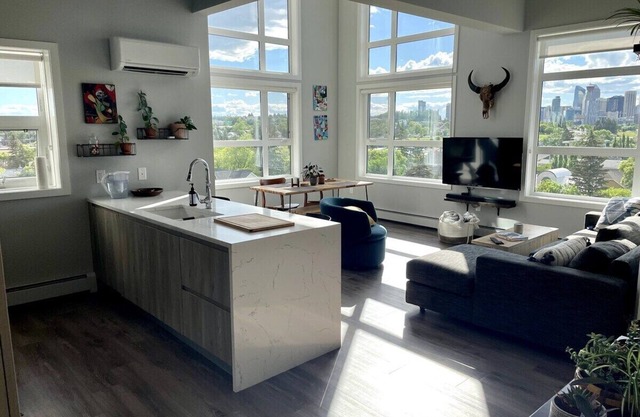 Amazing View, King Size Bed, Trendy Neighbourhood