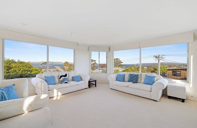 Amazing Views - 3 Story Home on top of the Hill. WIFI