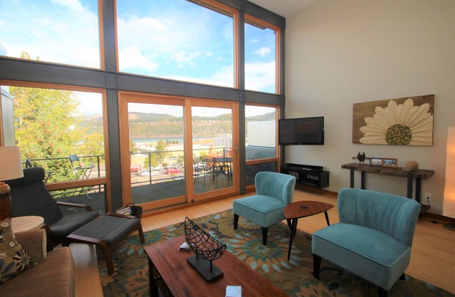 VISTAS INCREÍBLES en esta hermosa casa de pueblo moderna en el centro de Hood River, para 8 personas.