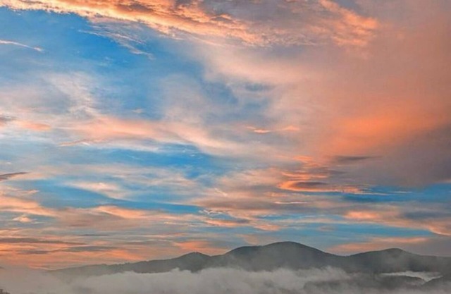 AMAZING VIEWS!!! Beautiful home close to town, waterfalls and hiking!
