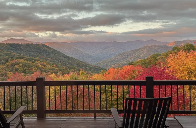 Amazing VIEWS! Hot Tub, WIFI, Fire Pit, 12' Shuffleboard table! Chef's kitchen.