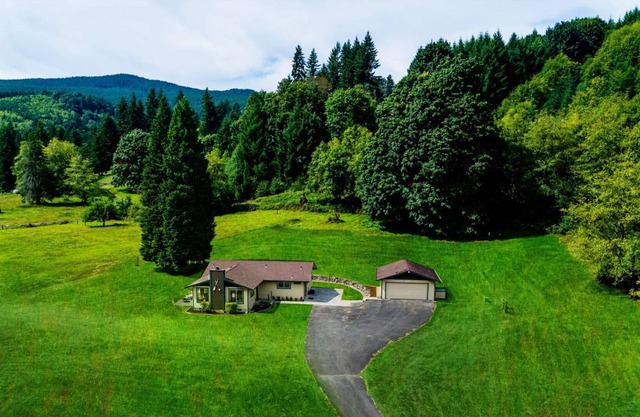 Vistas increíbles en acres privados con camino a Creek, 10 minutos al lago Merwin, gran base para St. Helens
