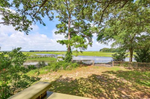Amazing Views! One More Day Escape on Oak Island