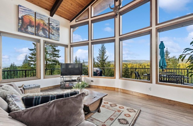 Amazing views! Plus Private Guest House!