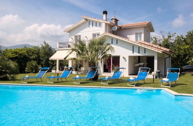 VILLA INCREÍBLE CON PISCINA PRIVADA