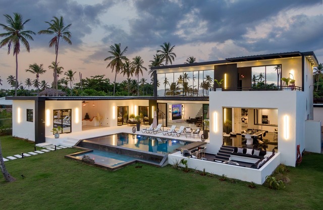 Villa única, moderna, todo equipada con vista al mar espectacular