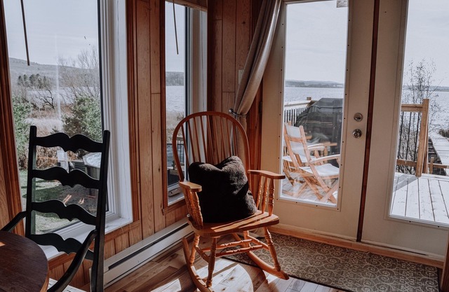 Amazing Waterfront Cottage with a panoramic astonishing view. CITQ# 282435