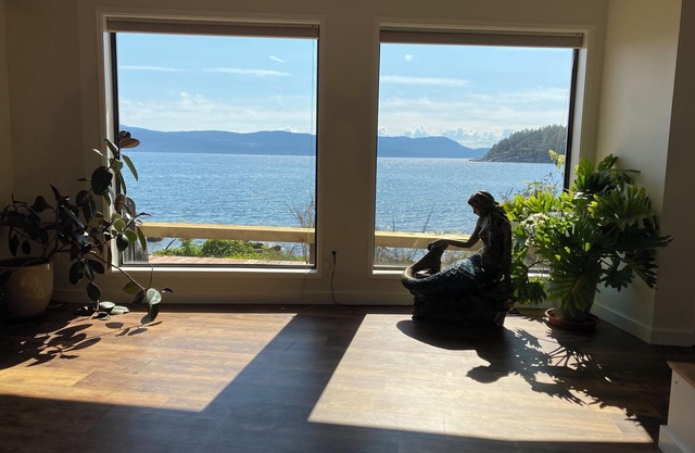 Amazing Waterfront Retreat with two private decks, steps to beach, mooring buoy