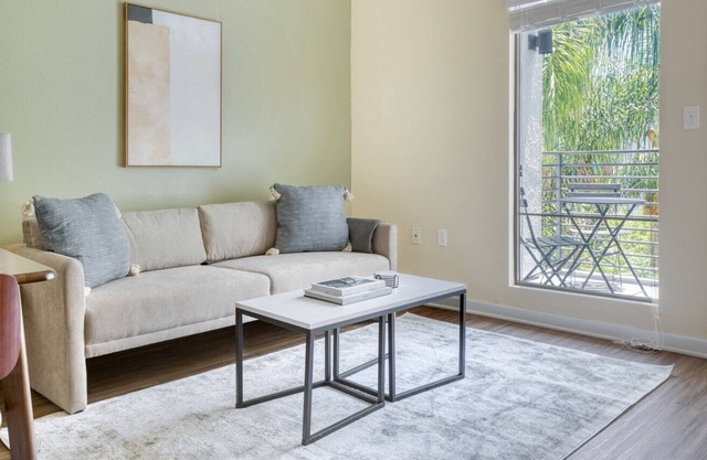 Amazing Woodland Hills Studio w/ Pool, near Westfield Mall, by Blueground